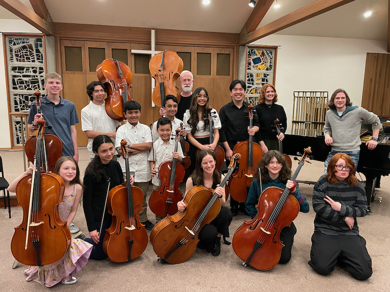 Recital cellists in a group