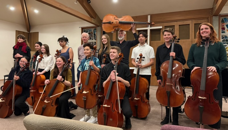 Recital cellists in a group