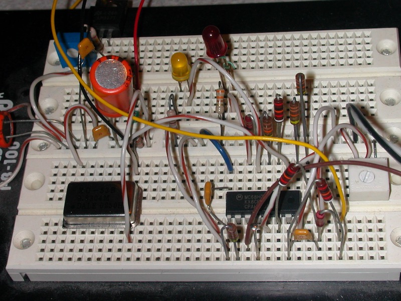 Solderless breadboard with circuit