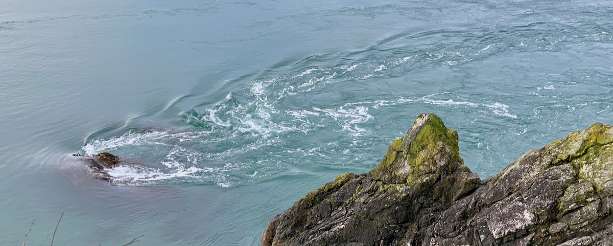 Eddy turbulence behind a rock