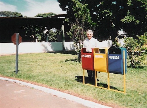 leslie in front of cans